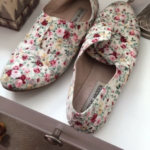 STEVE MADDEN STUDDED FLORAL PRINT FLATS 💜